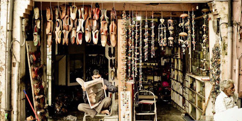 Business-is-slow-for-this-Handicraft-Shoe-Vendor-in-Jaipur1-e1426666736934